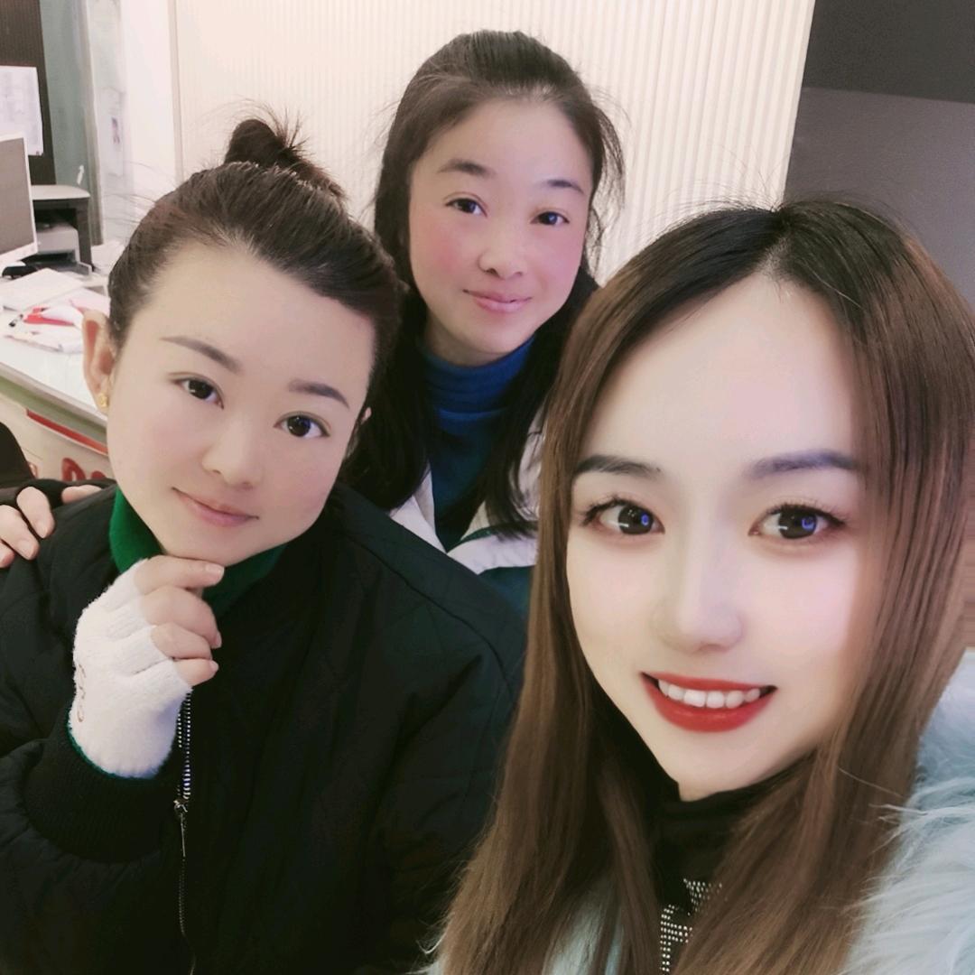 厉山全网通手机店的小姐姐们