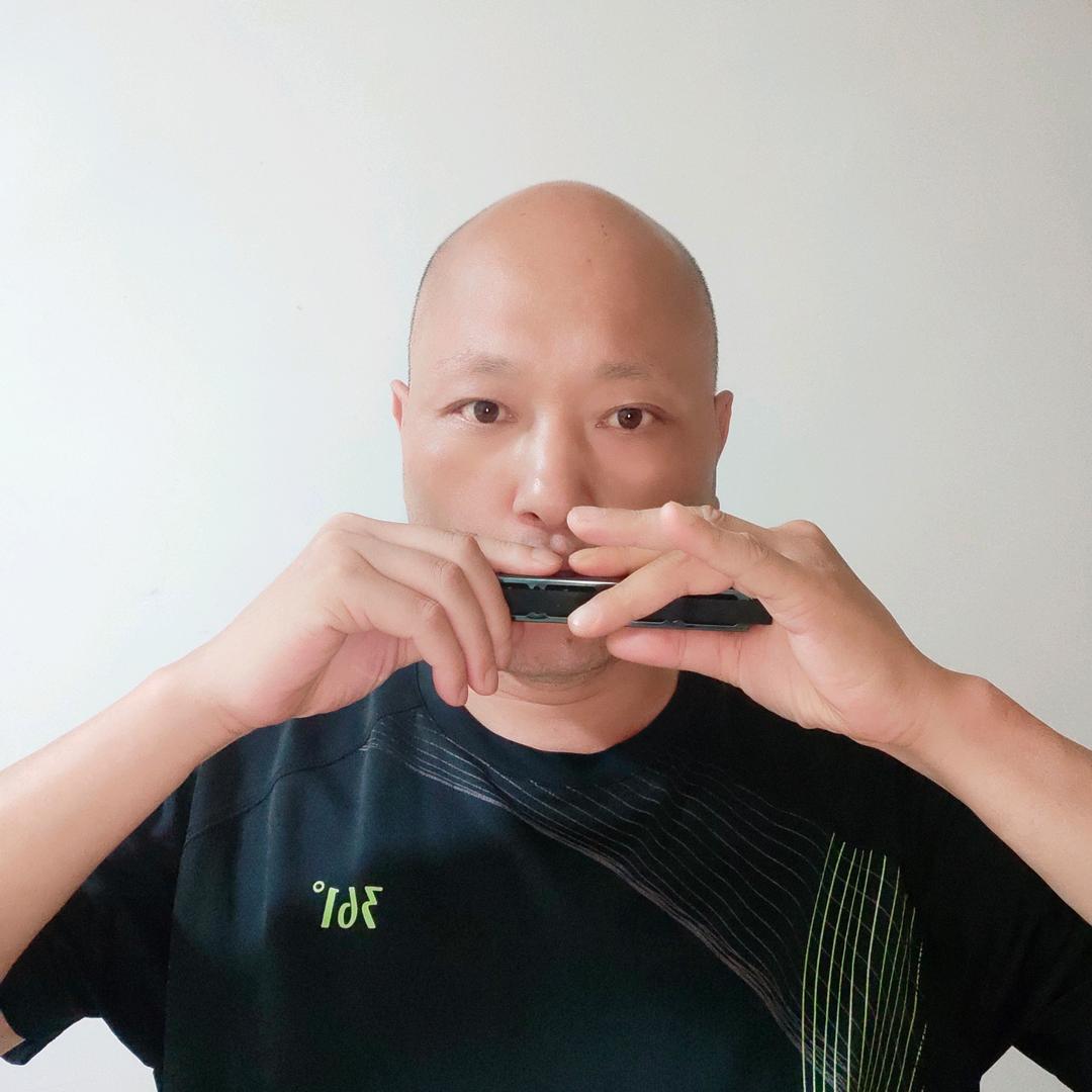 红哥吹口琴