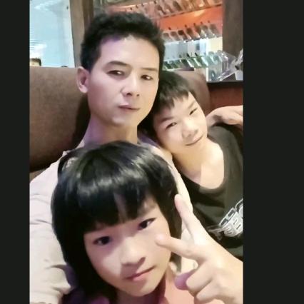 单亲爸爸带着一儿一女