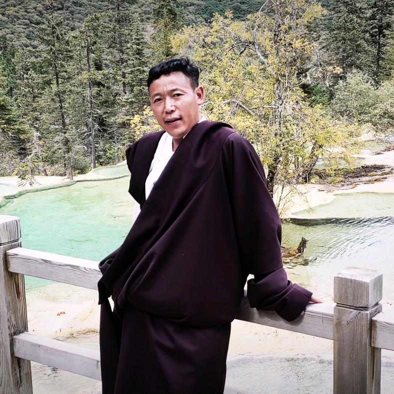 冬日神山雪宝鼎，