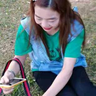 开心的眼镜姐（拒绝连赞）