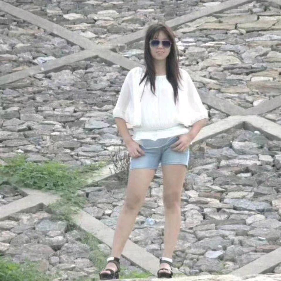 女