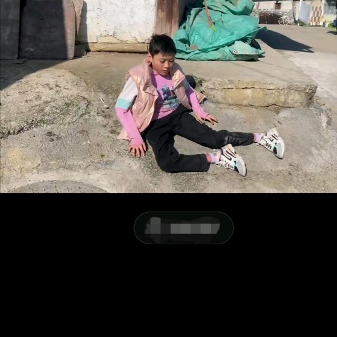 轮椅上的女孩花花