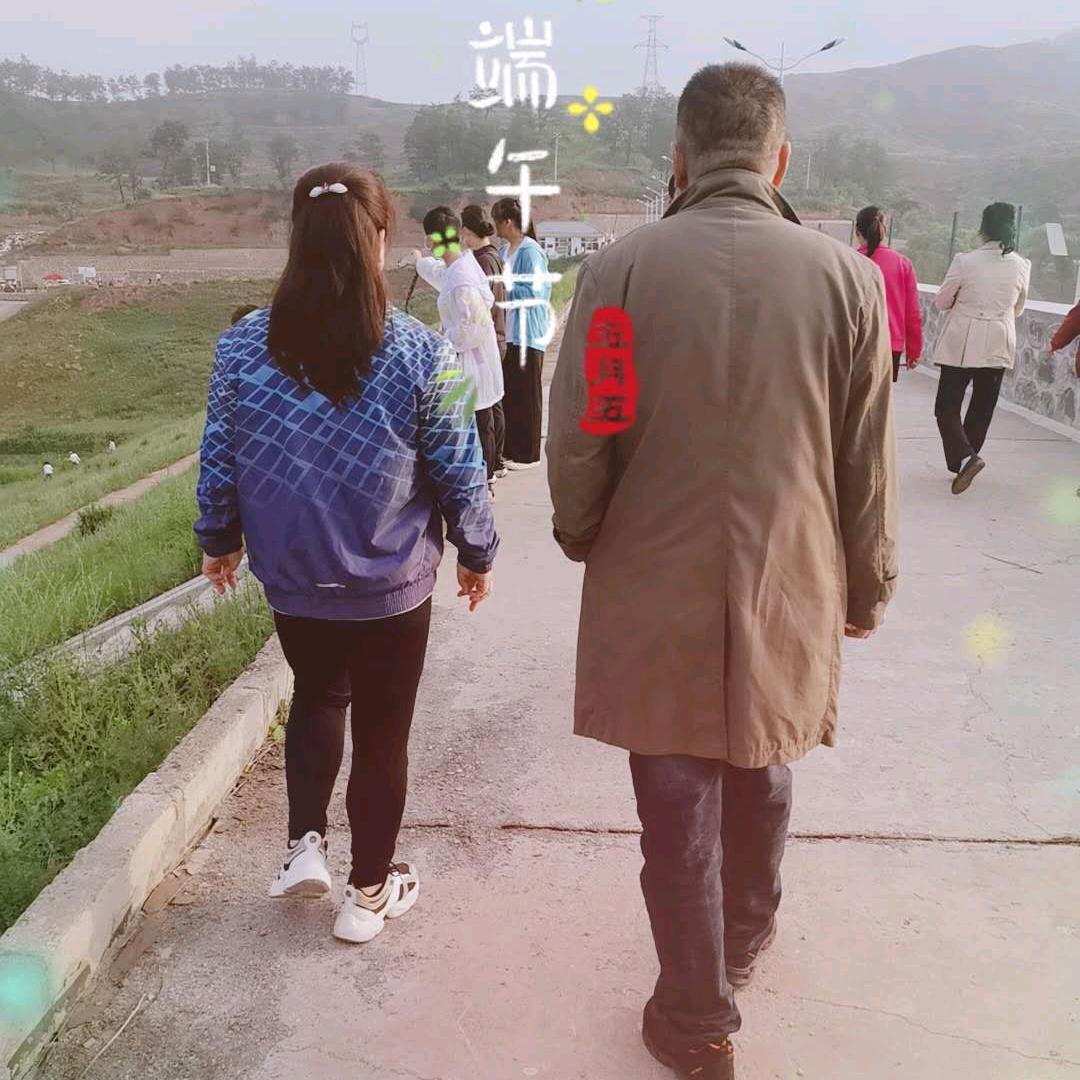 行走在乡间的小路上