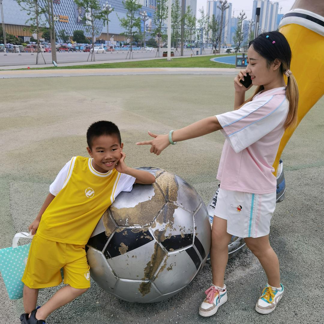 四川新星毅销售有限公司李申