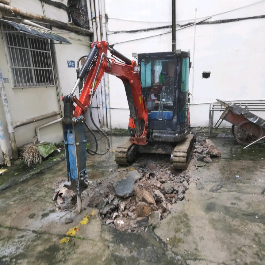挖机微挖铲车出租，买微挖找老王