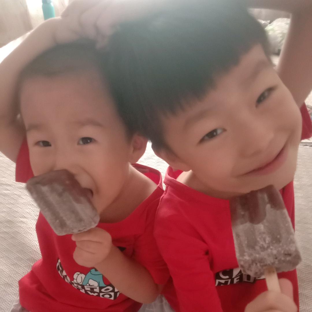 天昊。天哲。奶奶