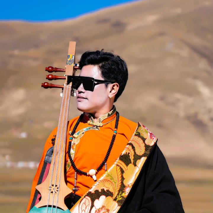 藏族歌手单真降勒