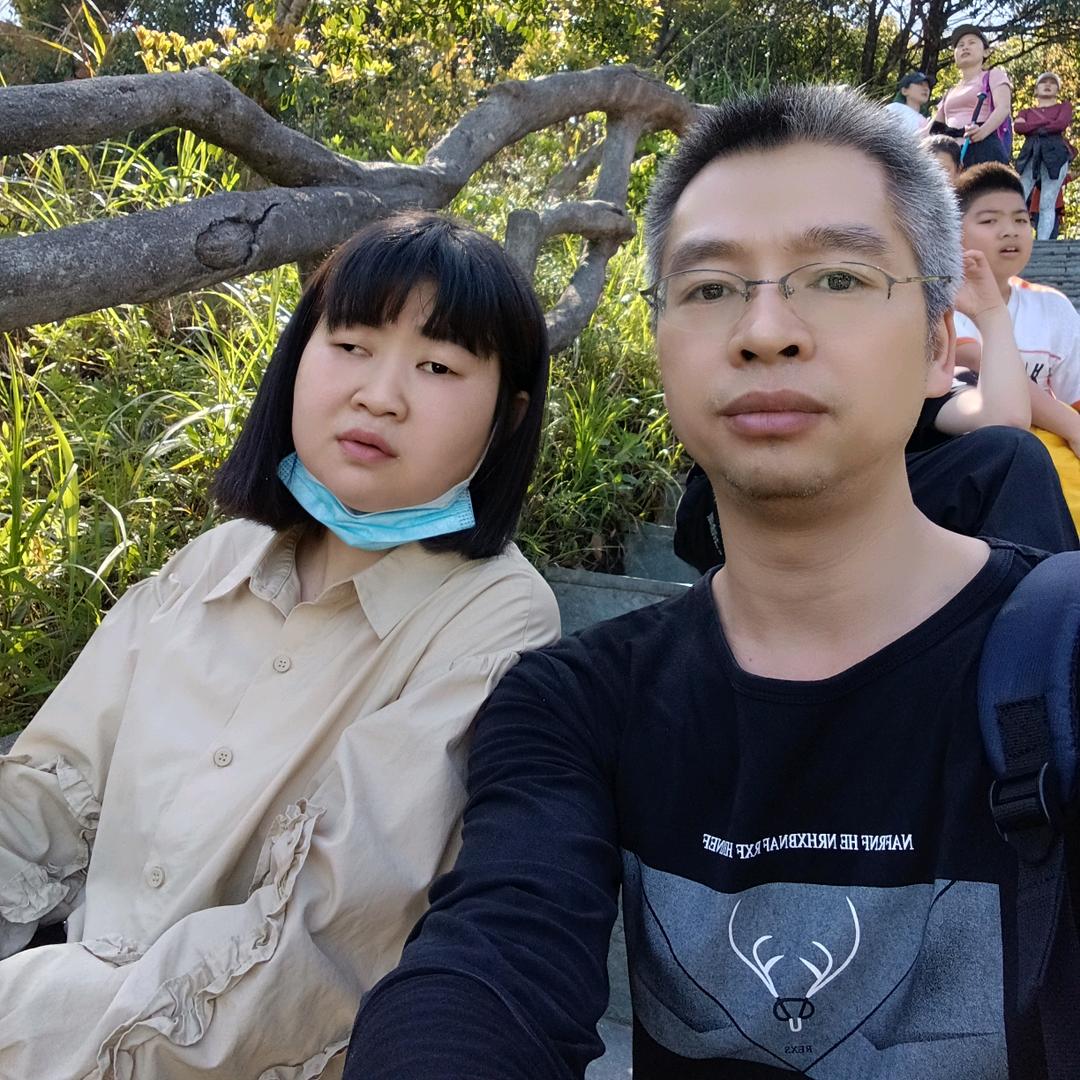 黄亮