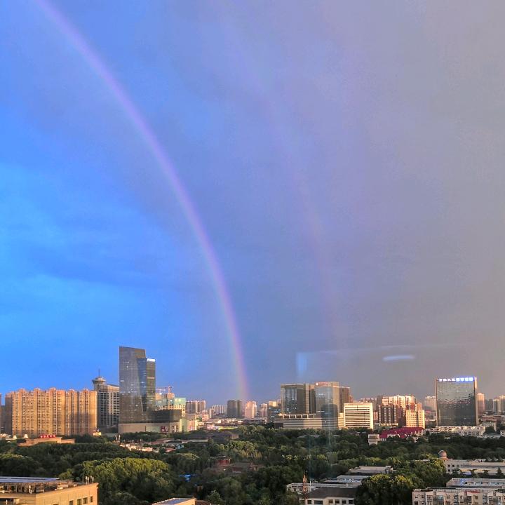 风雨彩虹
