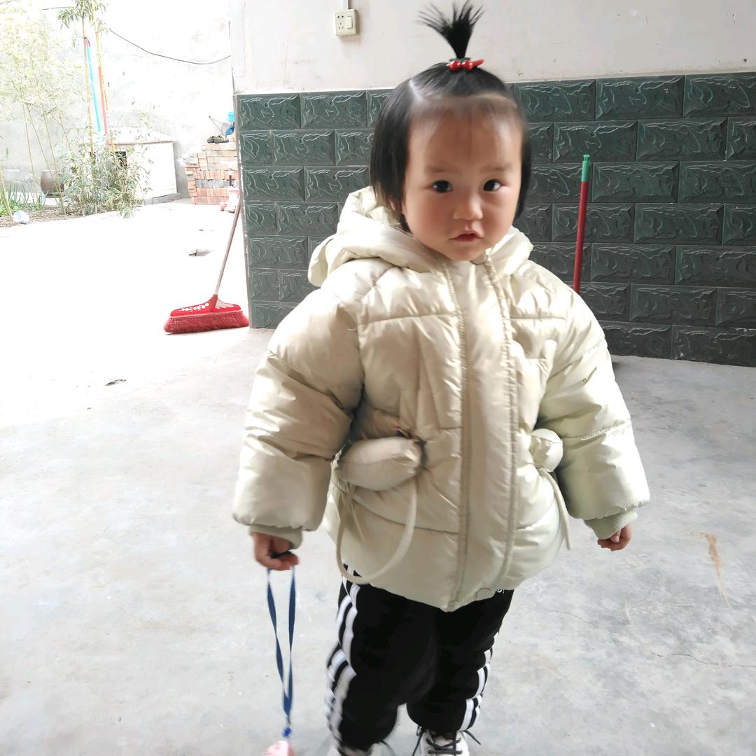 月光下的小女孩