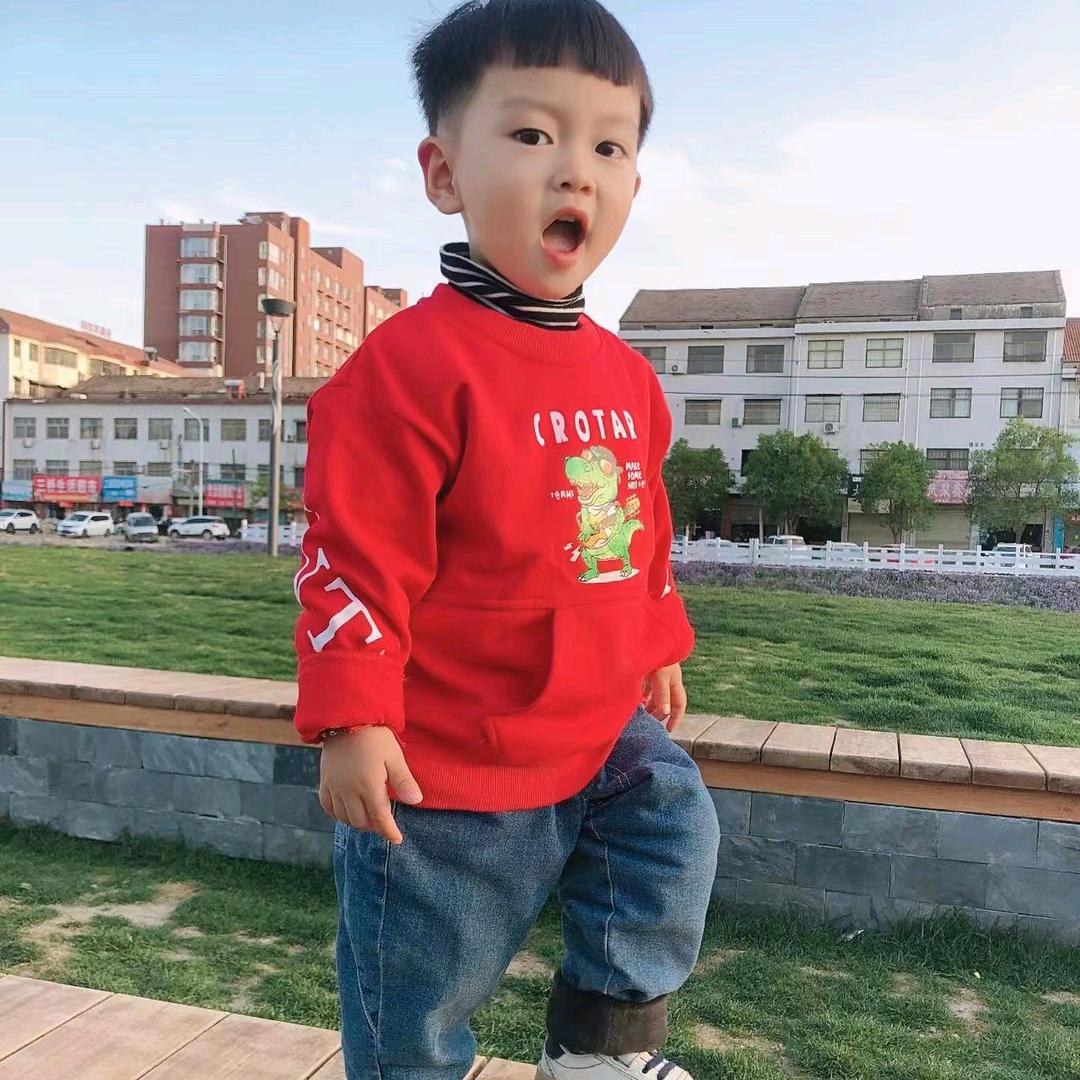 杨.（商品在厨窗）