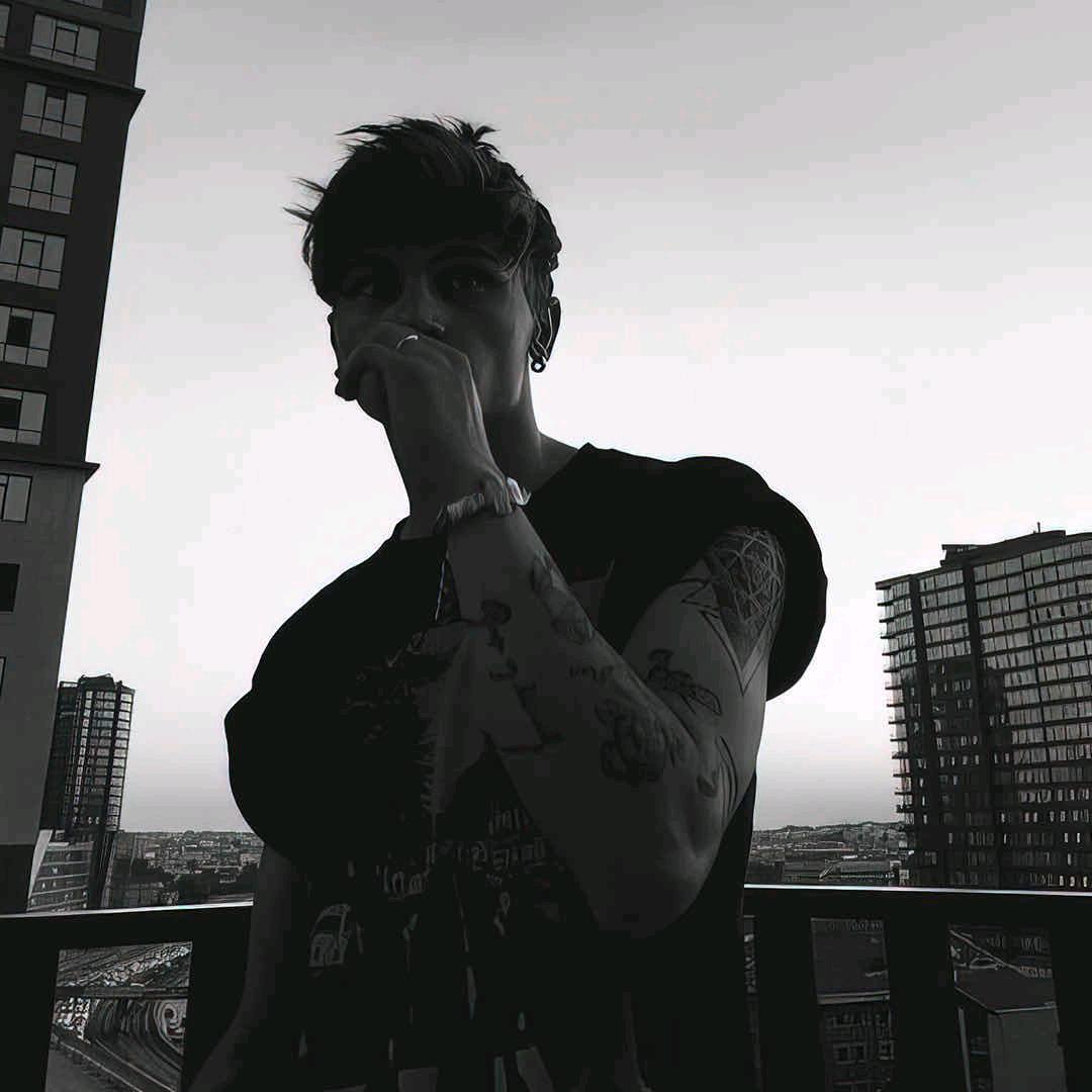 L.....