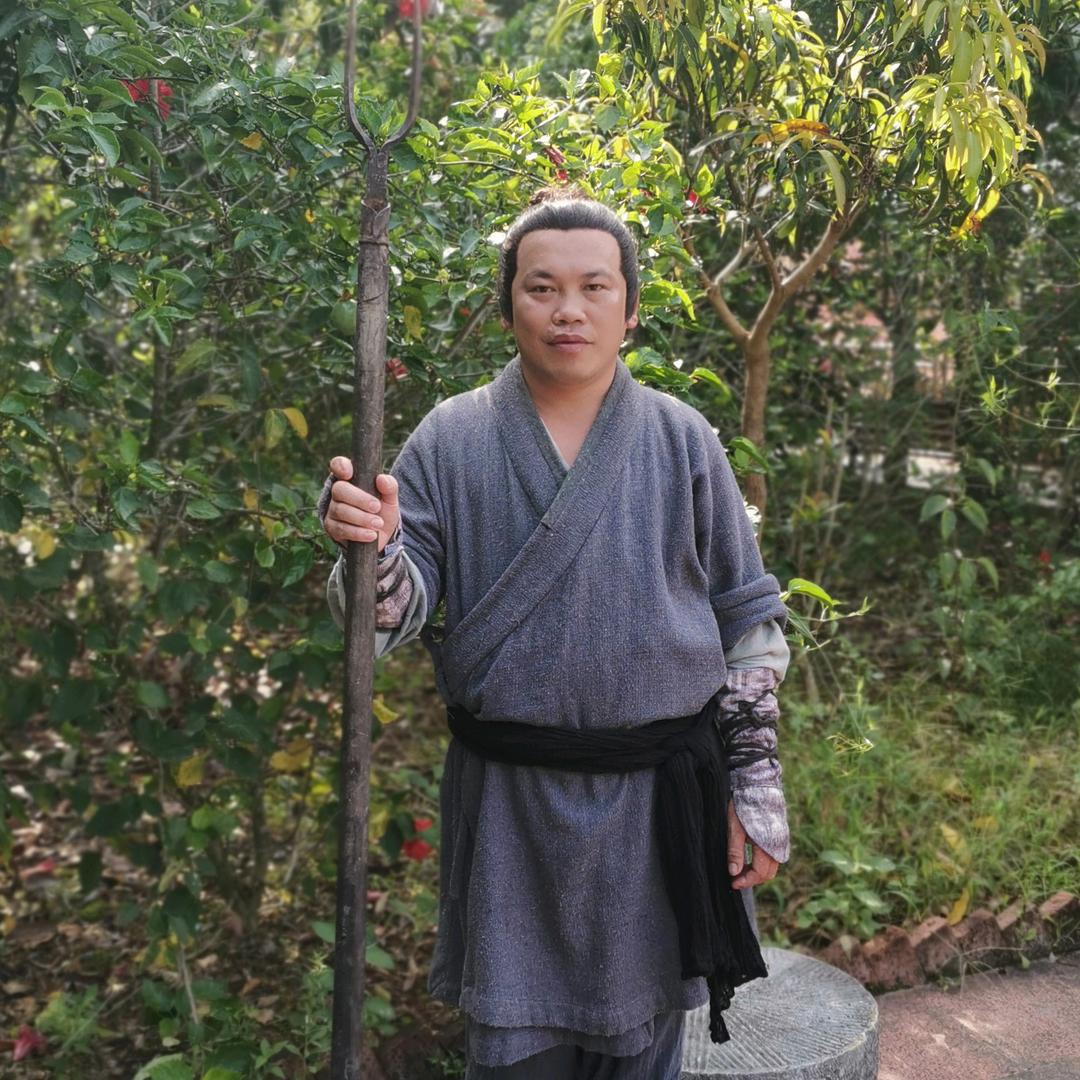 枕边人一一二手轮挖掘机