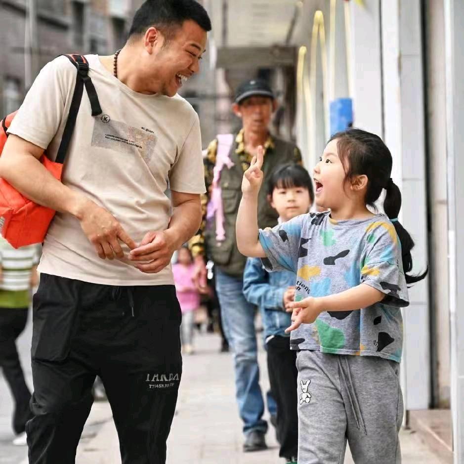 手语小翻译官(妞妞与爸爸)@抖音