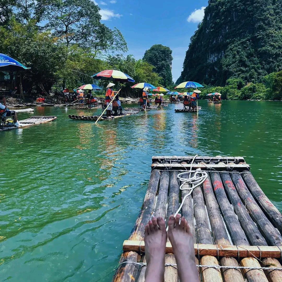 牵着手，一起走