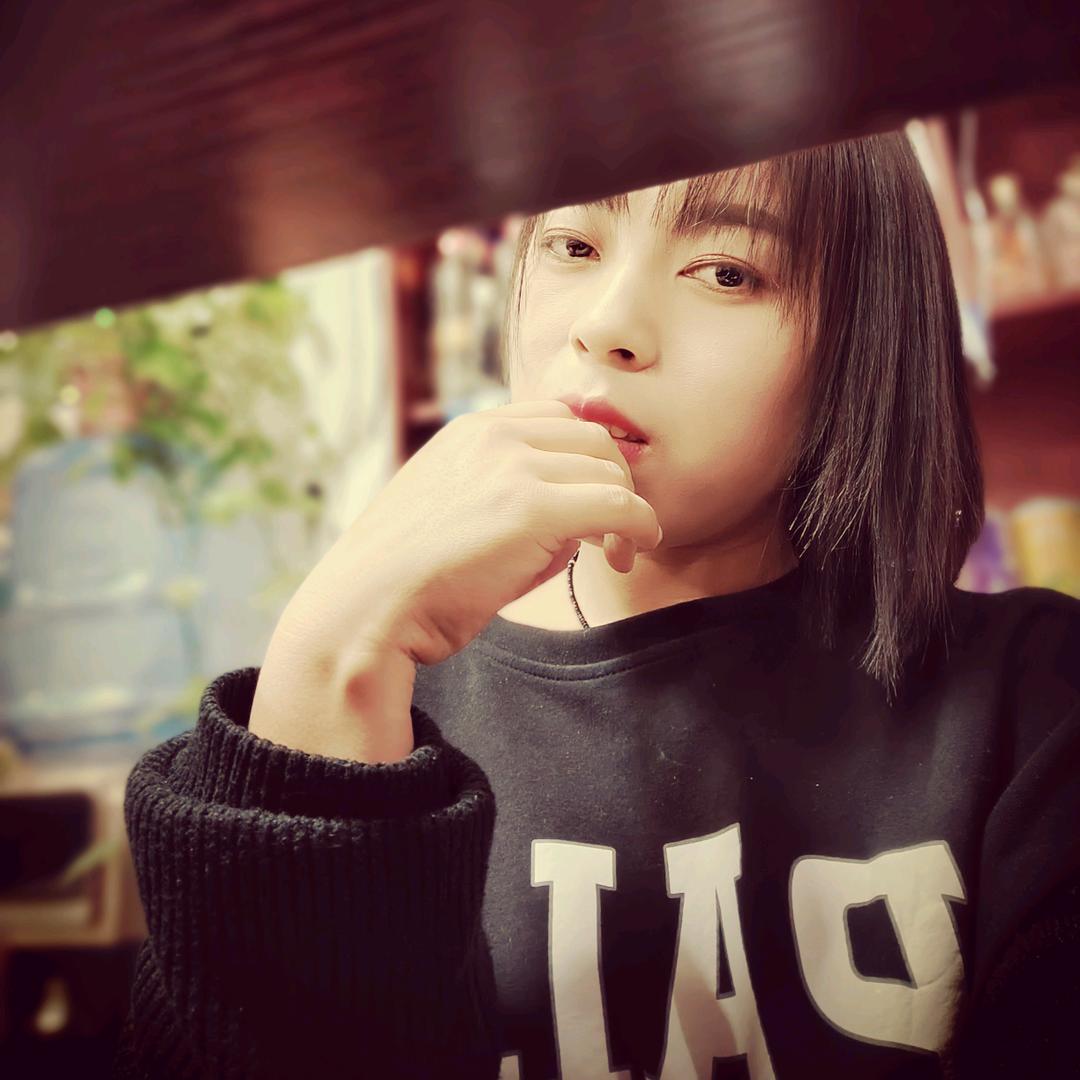 古月胡🎀（卖纸包鱼的小姐姐😜）