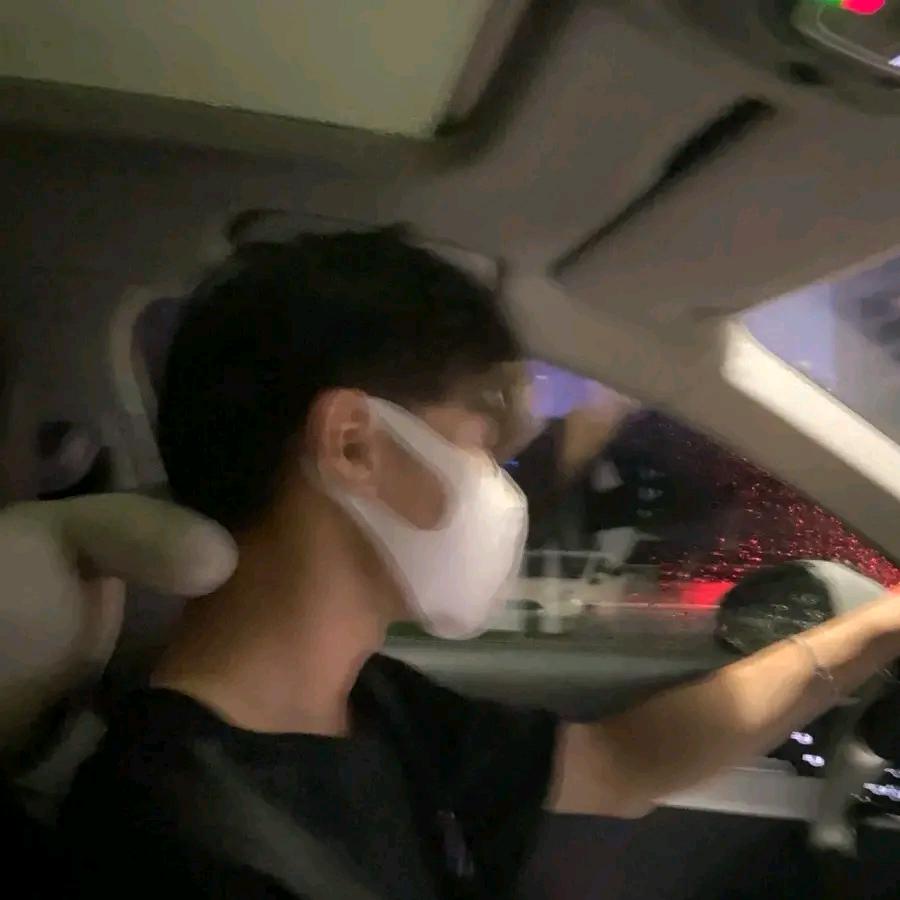 居居手睡着了