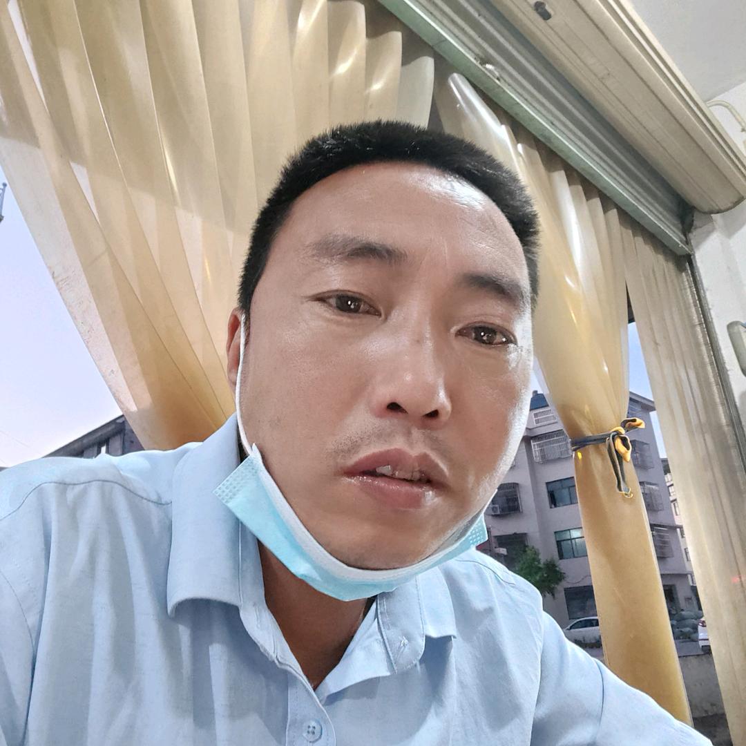 我是一名开心果。贵姓。许。木工师傅