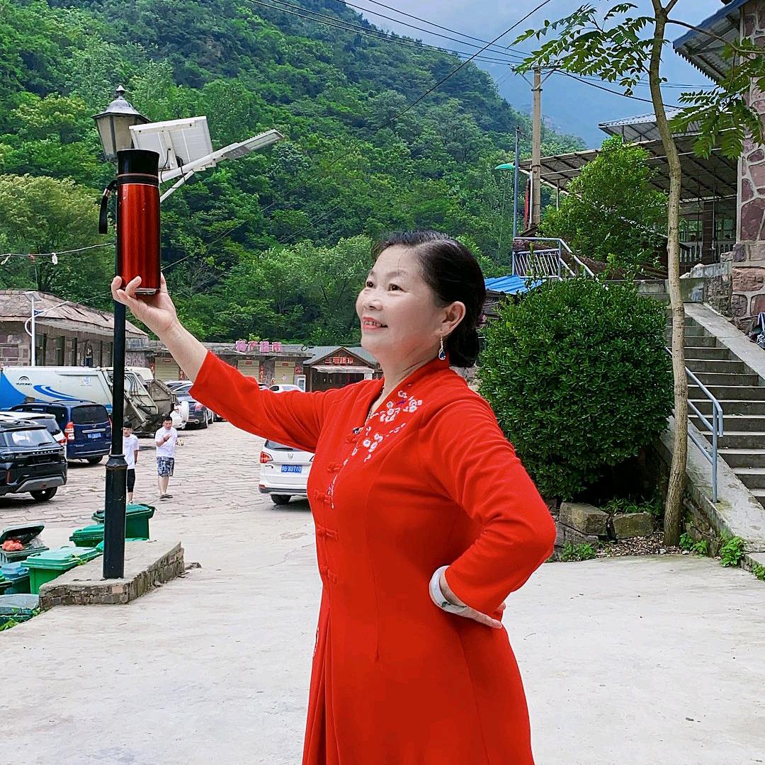 承英爱唱戏，(不定时直播)但愿我们快乐。