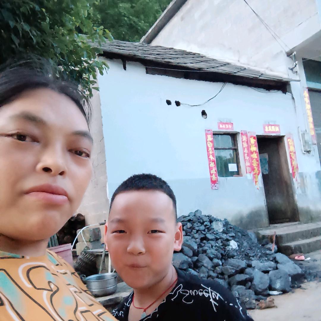 艳：是鲜艳的艳