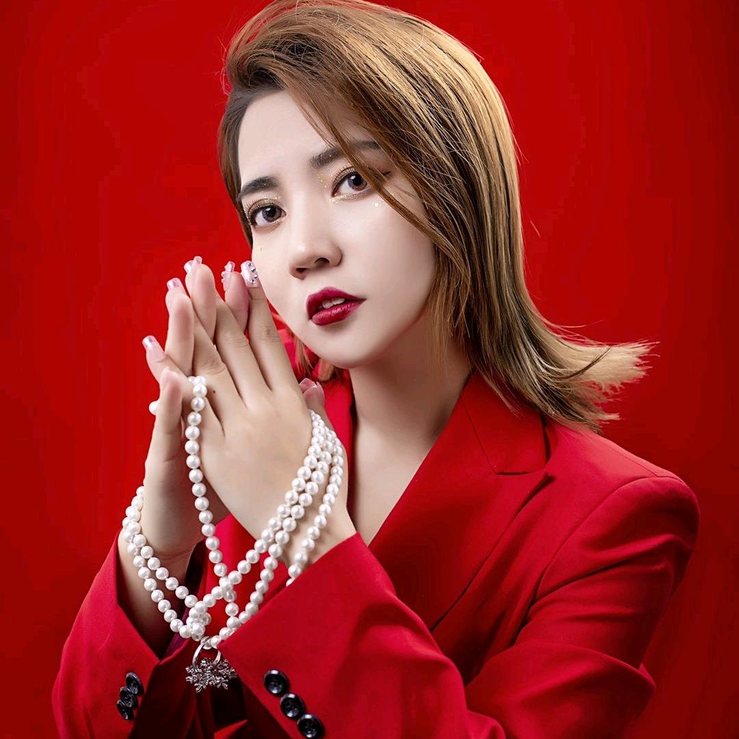 @化妆师   英子