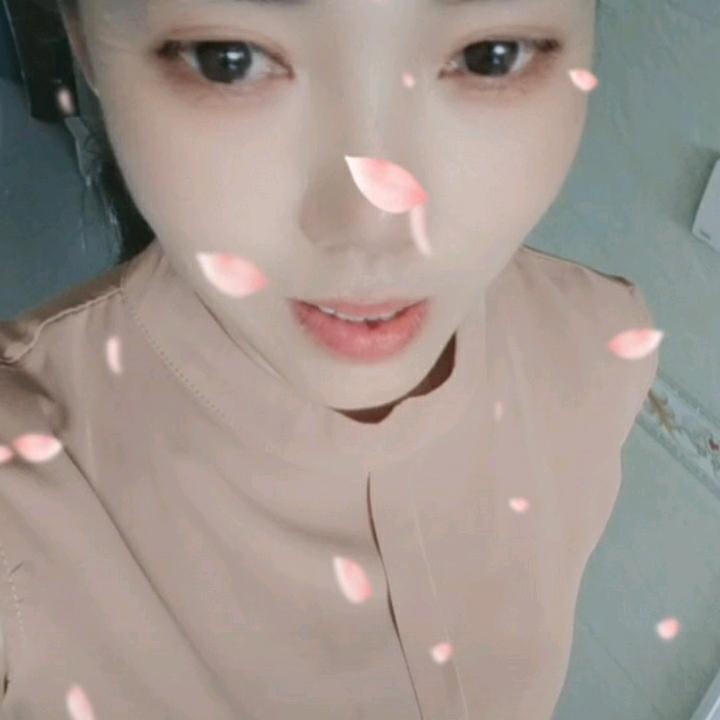 张姐，晚上八点二十开播。