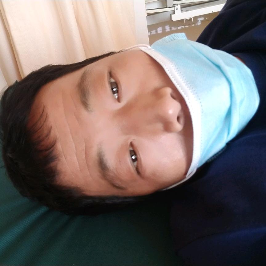 草原里的黑狼