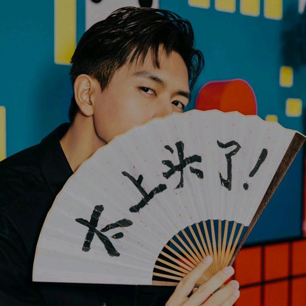 坐着拖拉机去兜风