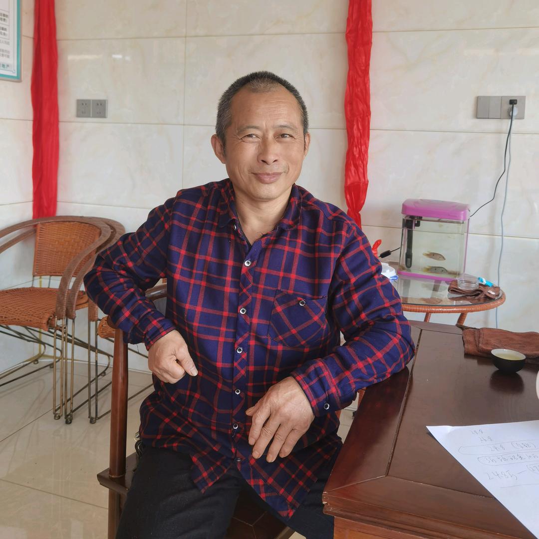 钟剑辉，养猪鸡鸭