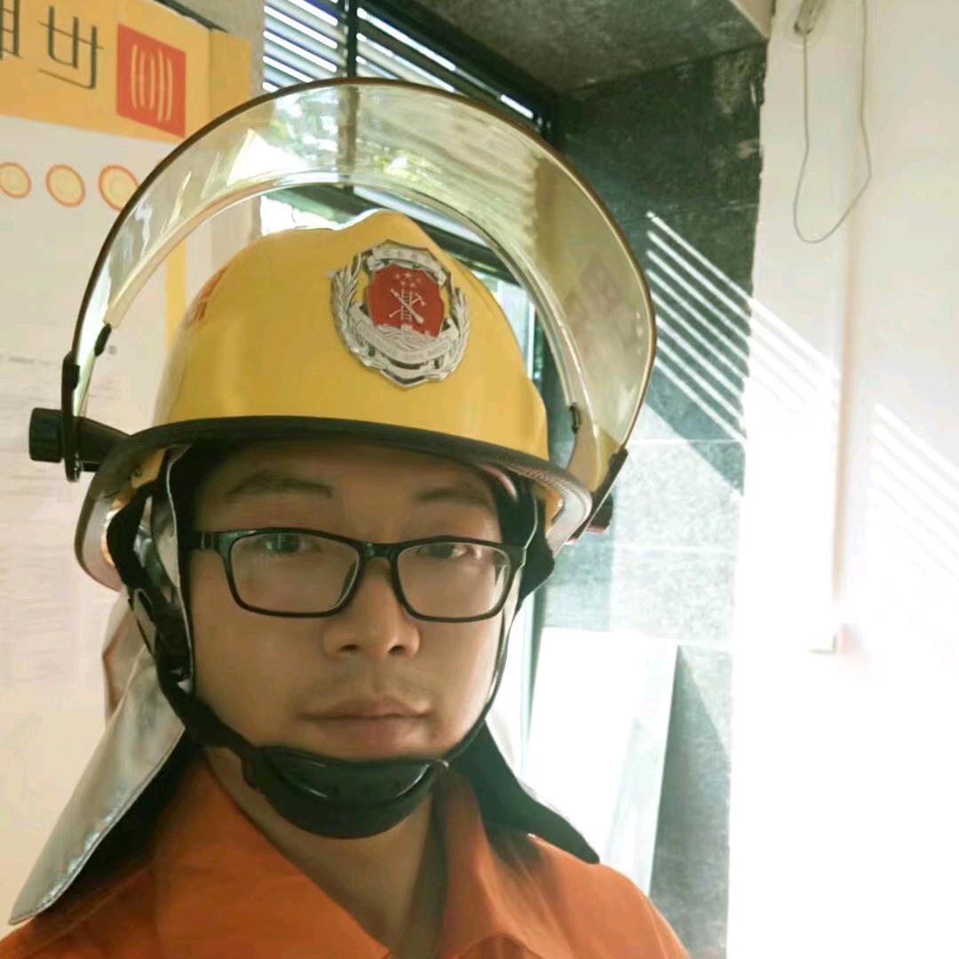 蹲在地头的农民