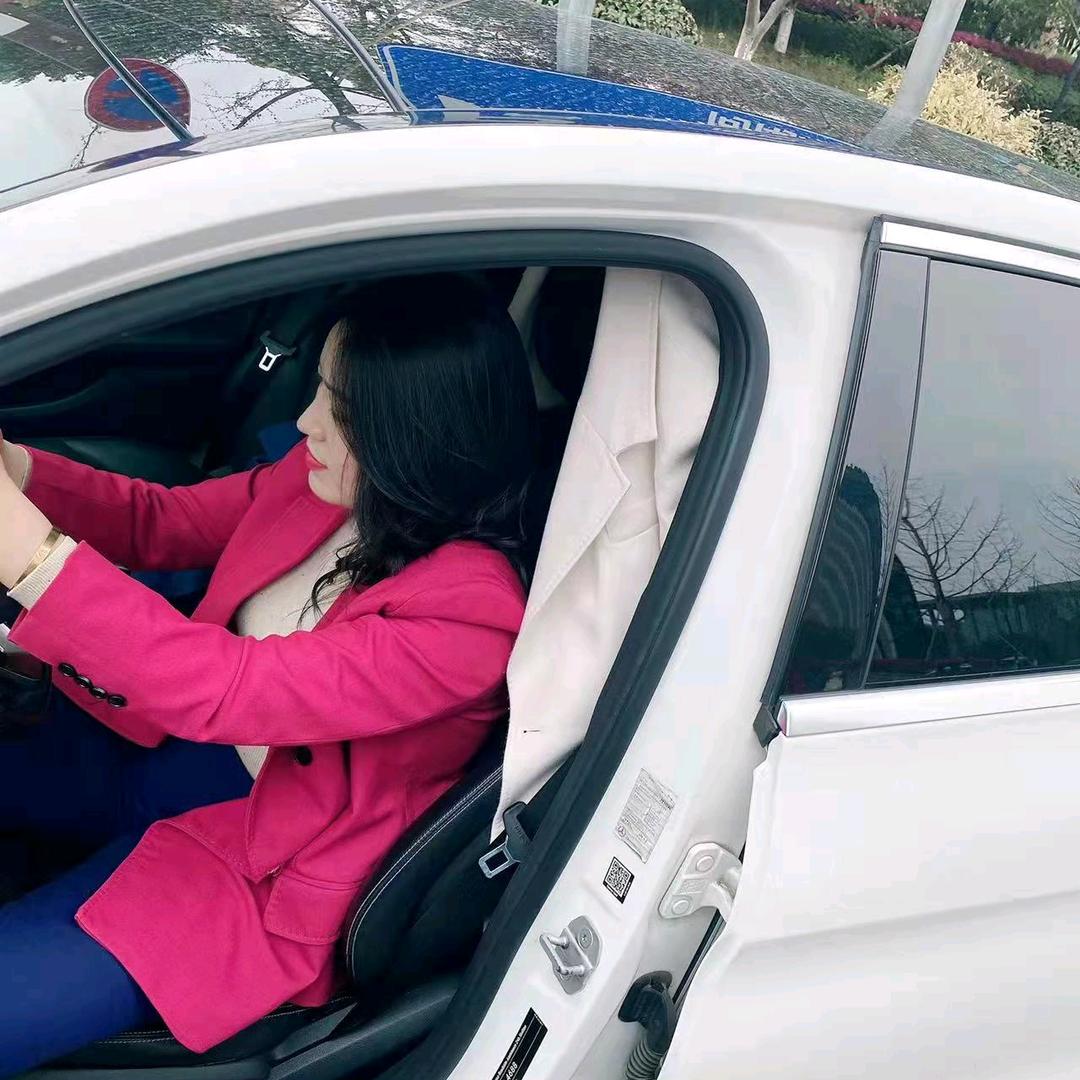 张馨月，