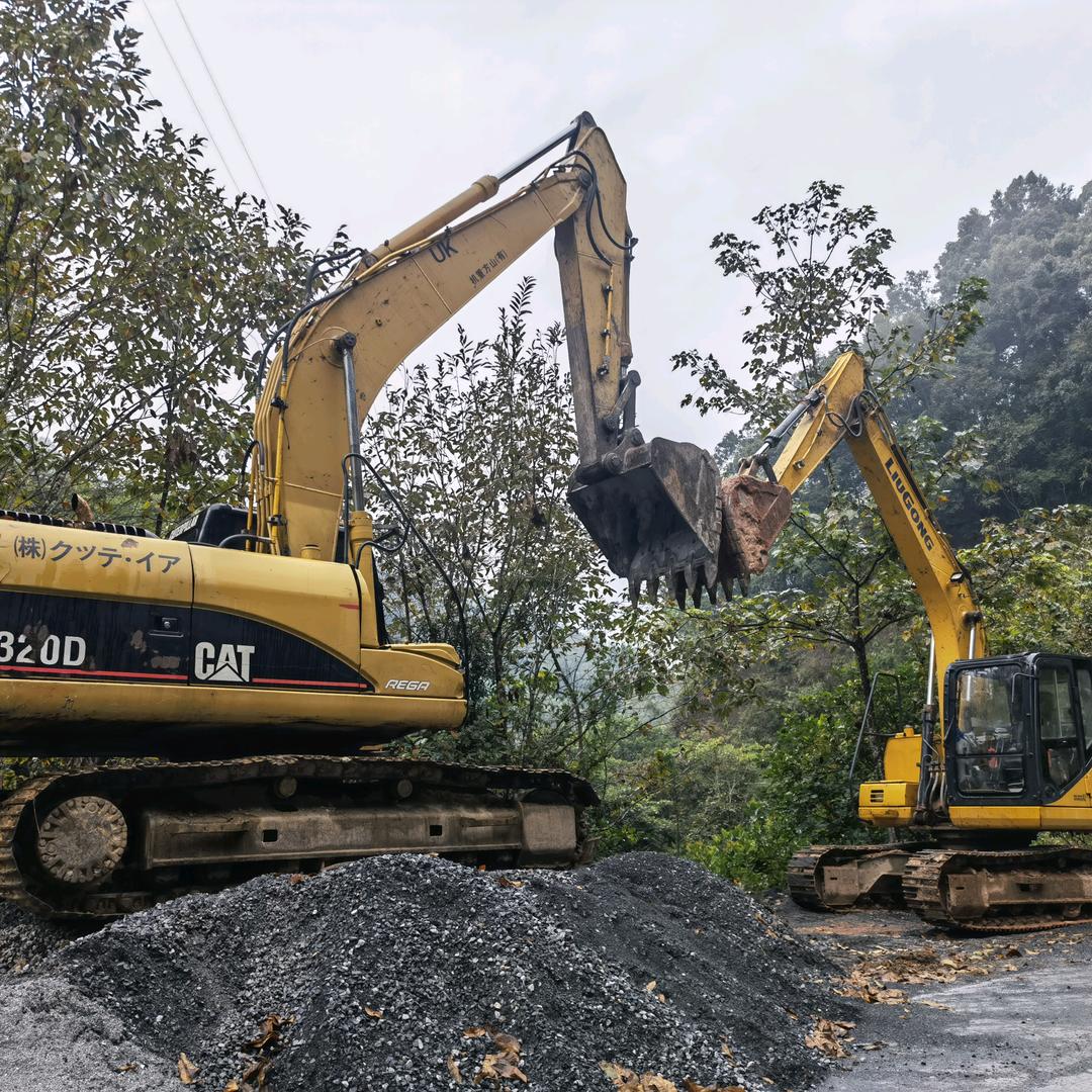 航拍最美乡村兼挖机出租