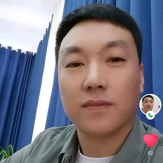 蓝天飞
