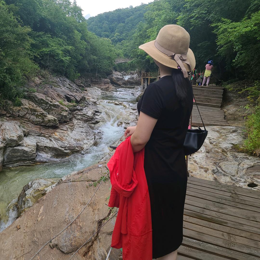 走路带风的女人