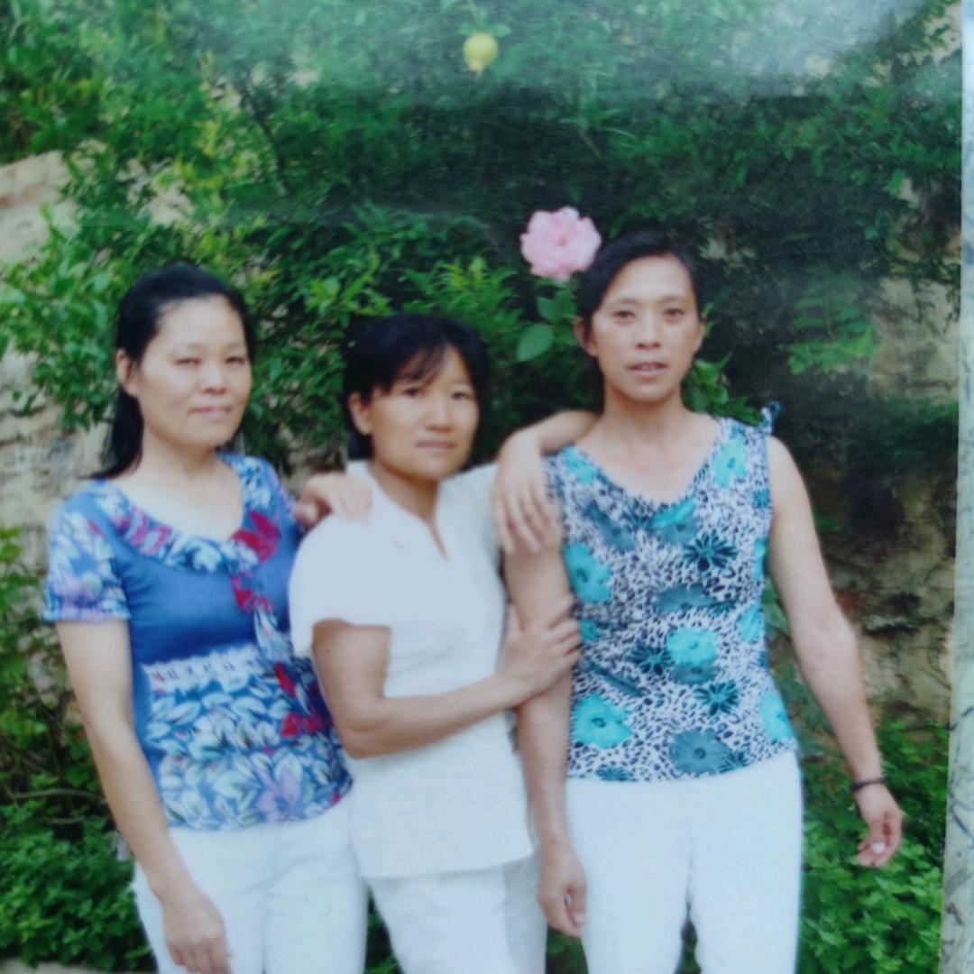 嘴角上扬笑看世态炎凉