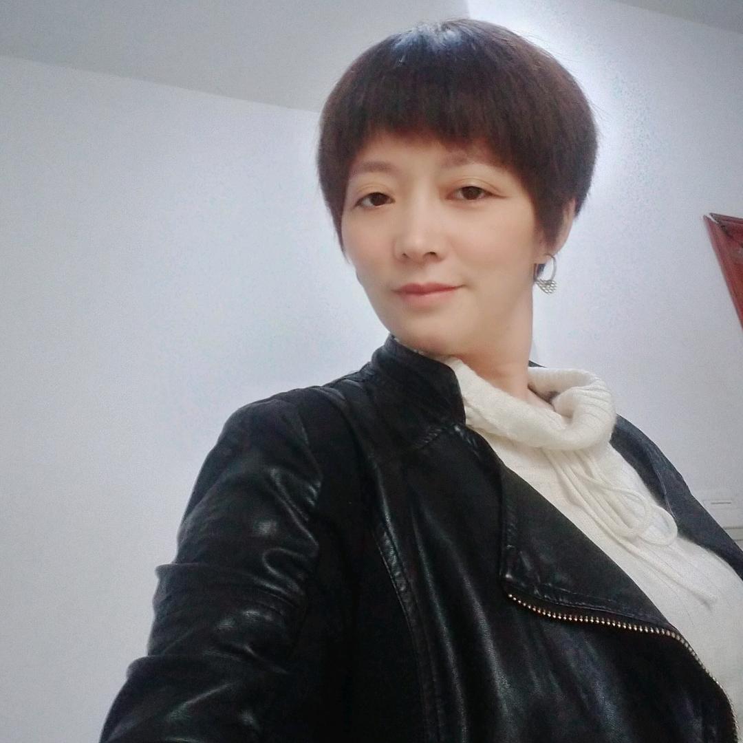 丑小弟金银湖店洋婷婷