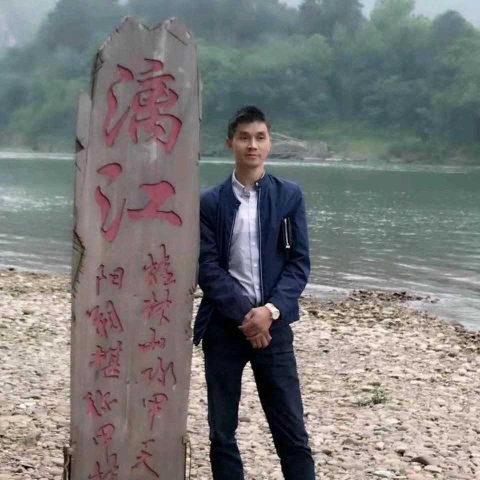 开着奔驰摆地摊