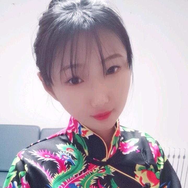 吟龙鸣凤服装厂家直销店
