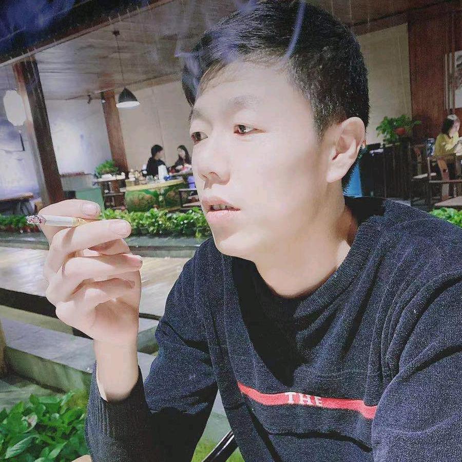 田间奔跑的四轮子