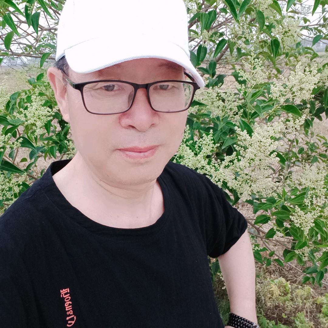 大潮河的水是咸的。
