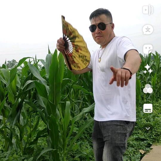 扇子哥 《爱唱歌喜欢跳自由舞》