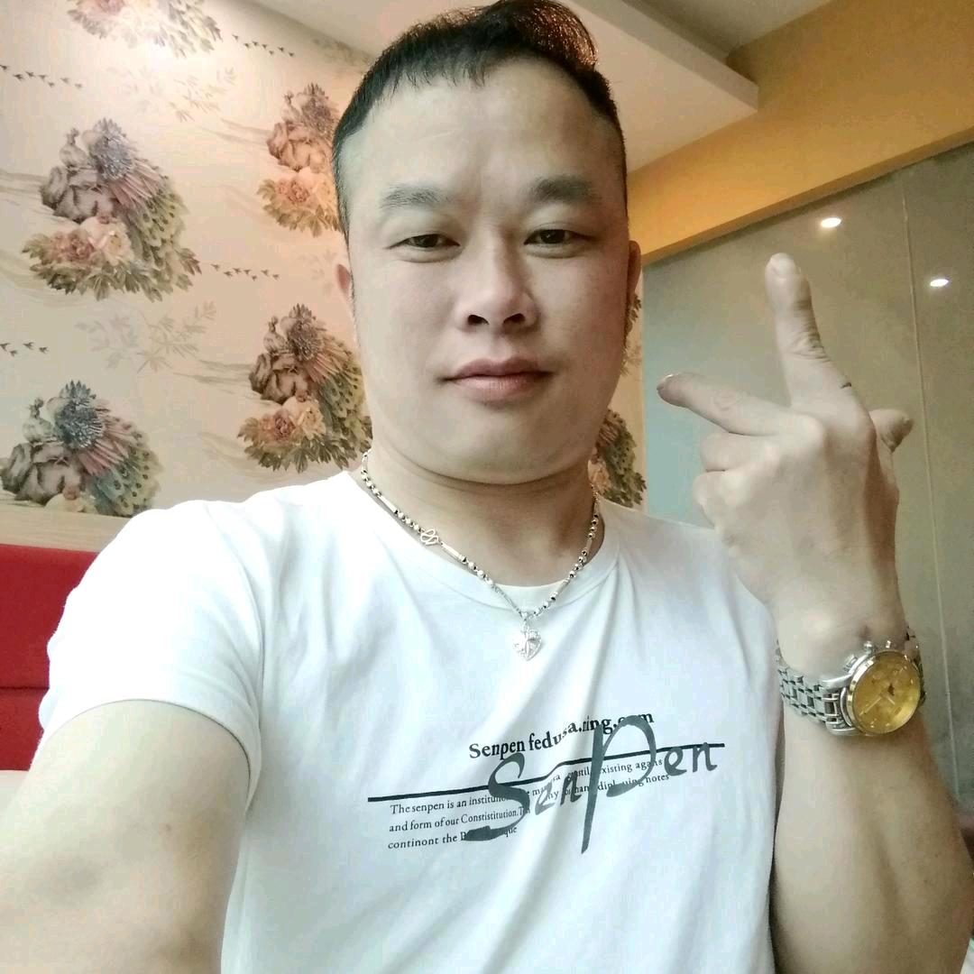 侯建海侯，师傅，单身，一个在上海工作