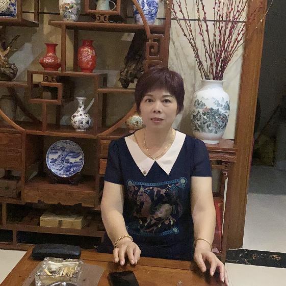 小何姐