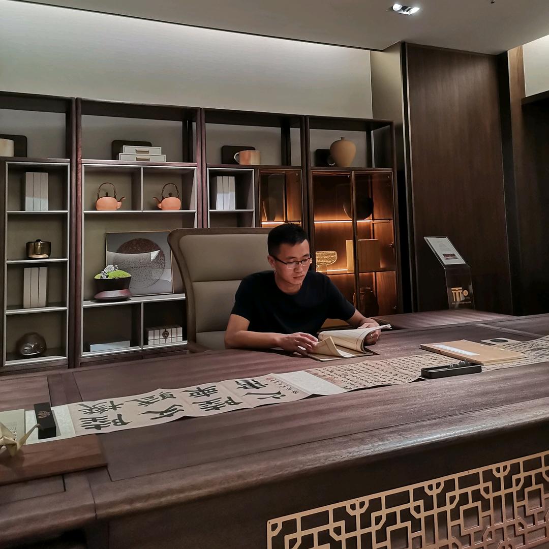 卖展柜的小哥哥