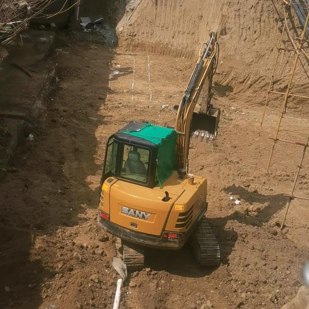 开挖掘机的小伙