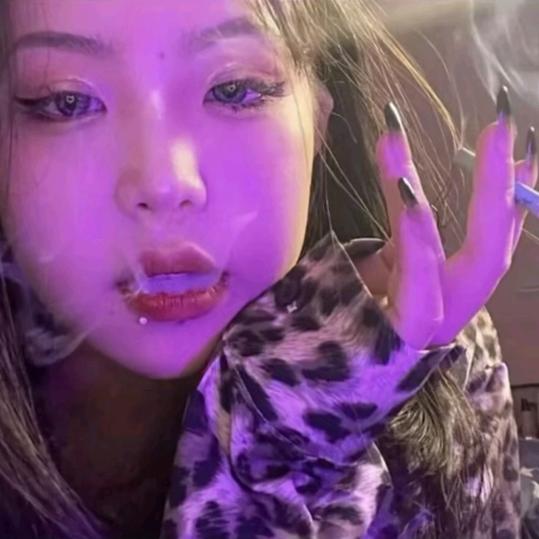 红唇，爱上烟