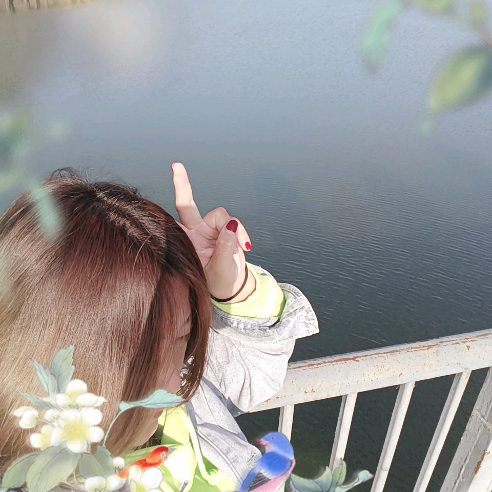 大脸胖胖的女子