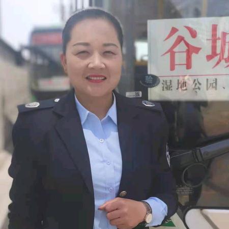 开公交的大姐姐