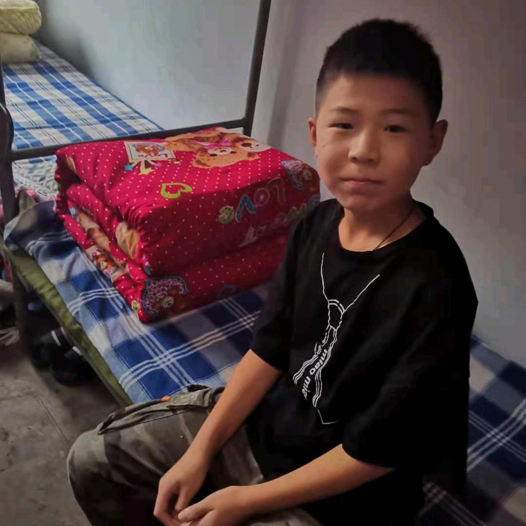 身穿工作服的老板